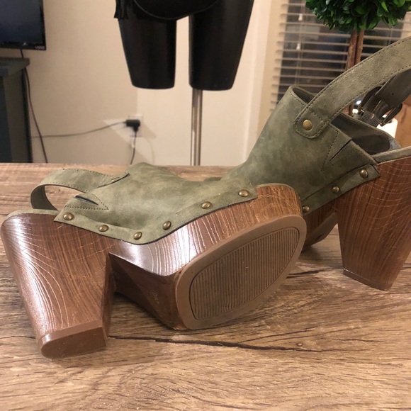 ✨G by Guess✨ Olive Green Strap Clogs size 9 - Picture 5 of 7